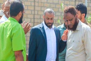 الضالع : المحافظ يطلق النار على المحافظ ويمنع المواطنين من الدخول على المحافظ