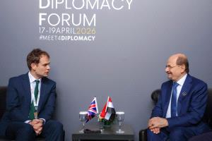 رئيس الوزراء وزير الخارجية يلتقي وزير الدولة البريطاني لشؤون الشرق الأوسط لبحث تعزيز الشراكة ودعم جهود التعافي