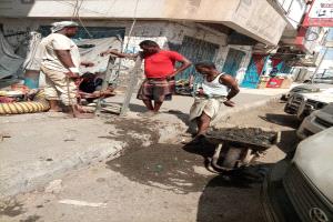 فرق مياه عدن تنفذ حملة تصفية وفتح انسدادات شبكات الصرف الصحي في الشيخ عثمان ودارسعد