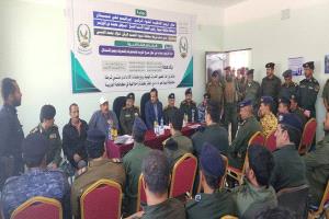 محافظ شبوة ومدير عام الشرطة يدشنان دورة تدريبية لمنتسبي الشرطة في مجالات مسرح الجريمة والمتفجرات والتحريات وجمع الاستدلال