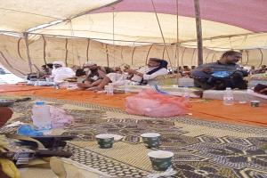 وفد رسمي من شبوة وسلطة رضوم يصل إلى مخيم عزاء الشهيدين آل العظمي