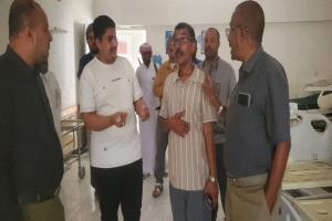وكيل المهرة للشؤون الفنية يطّلع على احتياجات قسم العزل بمستشفى الغيضة المركزي
