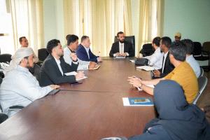 محافظ أبين يناقش مع مؤسسة استجابة ويشدد على توسيع تدخلاتها في المحافظة