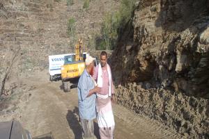 مدير عام سرار يتفقد العمل بمشروع طريق باتيس - رصد ويشيد بجهود القائد أبو زرعة المحرمي