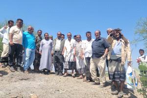 المدير العام بكر الشاعري يتفقد مساحة الأرضية المخصصة لبناء وحدة صحية لمنطقة سليم بمديرية قعطبة