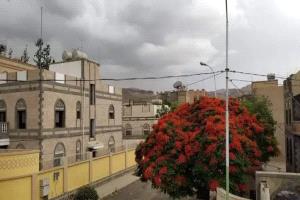 ذعر في صنعاء بعد أوامر حو_ثية بإخلاء حي سكني بالكامل تحسبًا لقصف جوي