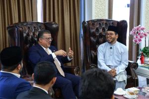 السفير باحميد يبحث مع وزير الشؤون الدينية الماليزي تعزيز العلاقات الثنائية