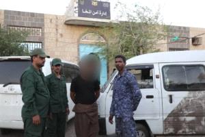 أمن المخا يضبط باصًا مسروقًا ويسلّمه مع المتهم إلى شرطة عدن