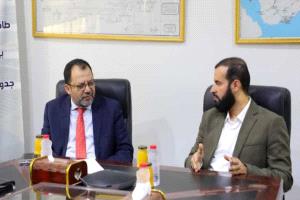 وزير الكهرباء يبحث مع محافظ أبين احتياجات الطاقة ويؤكد التوسع في مشاريع الطاقة الشمسية