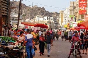 مواطنون في عدن يشكون غياب الرقابة على الأسواق واستغلال التجار لارتفاع الأسعار