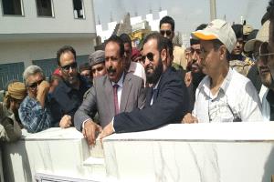 وزير الأشغال ومحافظ أبين يضعان حجر الأساس لمشروع صيانة وإعادة تأهيل خط جعار–باتيس بطول 17.4 كم