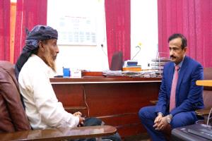 المحافظ بن الوزير يلتقي حسين العظمي والد الشابين الغريقين ويؤكد الوقوف إلى جانب أسرته