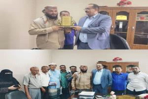 لحج: أمين عام المجلس المحلي يكرم مدير عام طور الباحة بدرع "الوفاء والاخلاص" تقديراً لجهوده المتميزة