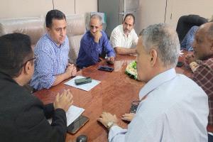 "الداؤودي" يناقش تركيب تيار ساخن للشوارع الرئيسية ومحطة الضخ وتحسين الشبكة الكهربائية بالبريقة