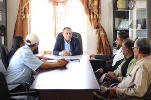 الأمين العام لمحلي أبين يناقش ترتيبات إعادة تأهيل وتأثيث مركز دحر الملاريا بدعم من الصحة العالمية