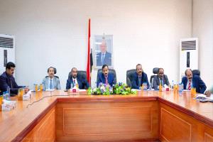 برئاسة المحافظ بن الوزير.. المكتب التنفيذي بشبوة يعقد دورته الاعتيادية ويقف أمام تقارير الأداء المالي والخدمي