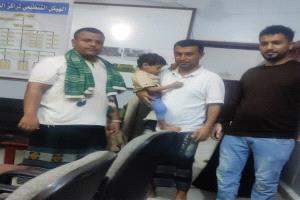 العثور على طفل تائه في الحرم الجامعي بمدينة الشعب وتسليمه لأسرته