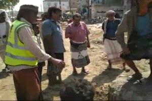 مدير عام مديرية لودر يتابع سفلتة الشوارع ويُوجه بتهيئة الامور امام الشركة المنفذ