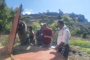 مدير عام المسيمير ينفذ نزولاً ميدانياً لمشروع مياه جول مدرم