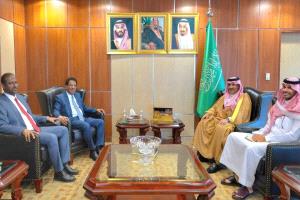 محافظ المهرة يبحث مع السفير آل جابر تعزيز المشاريع التنموية وافتتاح مدينة الملك سلمان الطبية