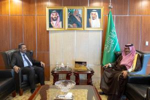 السفير آل جابر يستعرض مع محافظ لحج " الحالمي" سبل دعم التنمية والترتيبات للحوار الجنوبي