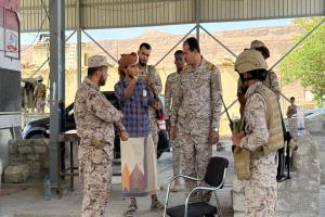 بتوجيهات قائد المنطقة العسكرية الأولى.. رئيس العمليات يتفقد نقاط وادي حضرموت