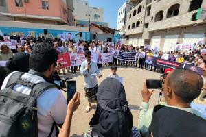 عدن: وقفة احتجاجية تندد باغتيال الدكتور عبد الرحمن الشاعر وتطالب بضبط الجناة