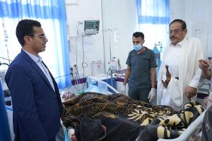 وكيل محافظة مأرب يطمئن على صحة مصابي حريق منزل أسرة في مديرية المدينة