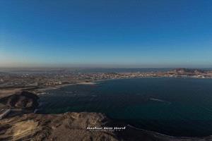 خبير أرصاد يوضح أسباب ارتفاع منسوب البحر في عدن ويحذر من تقلبات مؤقتة