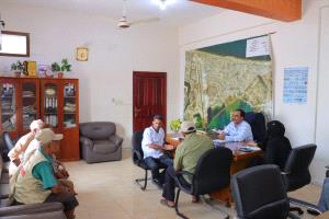 مدير عام خور مكسر يوجه بتكثيف حملات الرقابة على الأسعار ومحاسبة المخالفين