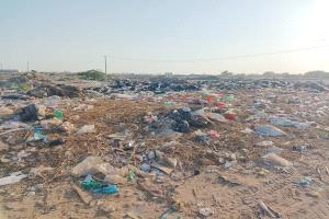 كارثة بيئية في مصعبين.. سكان يشكون من تحويل قريتهم إلى مكب نفايات مقابل المال