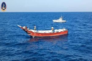 خفر السواحل اليمنية تضبط قاربين مشتبهين بتهريب بشر وممنوعات خلال دورية بحرية