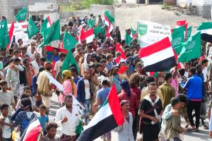 توافد جماهيري واسع إلى المخا في تظاهرة منددة بالاعتداءات الإيرانية على المملكة ودول الخليج