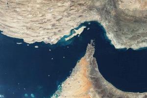 إيران تعلن فتح مضيق هرمز بالكامل أمام السفن خلال الهدنة