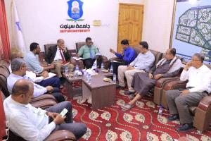 رئيس جامعة سيئون ومؤسسة صلة يبحثان تعزيز المنح الدراسية والتخصصات الحيوية