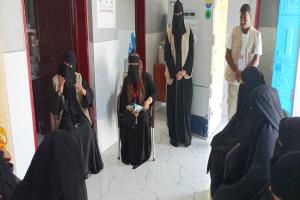 نزول ميداني إشرافي لمديرة إدارة التثقيف والإعلام الصحي بلحج للعاملين الصحيين المشاركين بمشروع نوادي الأمهات