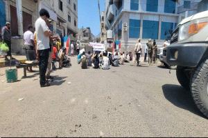 احتجاجات لجنود اللواء الثالث حزم أمام معاشيق بعد قرارات فصل واسعة