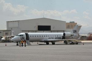 رحلة أممية تثير التساؤلات في صنعاء.. نقل قيادات حوثية وإطلاق بحار روسي