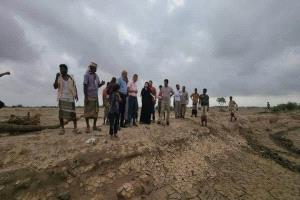 وفد دولي يتفقد أضرار السيول في ريف المخا ويطالب بتدخل إنساني عاجل