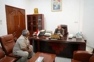 الخنبشي يطّلع على أوضاع مديريات وادي وصحراء حضرموت ونشاط المعهد الديمقراطي
