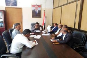 وكيل محافظة تعز يستعرض خطة الجوانب التنموية والمالية