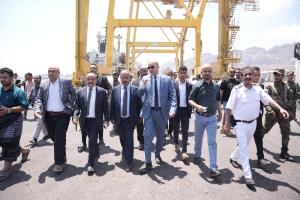 وزير النقل: تدشين تطوير مداخل ميناء عدن خطوة لإحياء دوره واستعادة مكانته الإقليمية