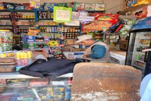 مكتب الصناعة بعدن يضبط منتجات ضارة للأطفال ويحرر مخالفات لعدد من التجار