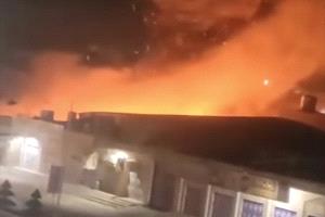 عاجل : حريق مفاجئ يلتهم حوش خردة قرب سوق القات في سيئون