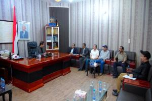 المحافظ بن الوزير يناقش مع وفد وزارة المياه والبيئة تنفيذ التقييم المؤسسي لهيئة حماية البيئة وفروعها