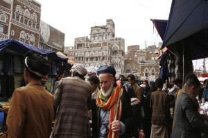 الحرب تعطل رواتب اليمنيين... تأخر وصول الدعم السعودي