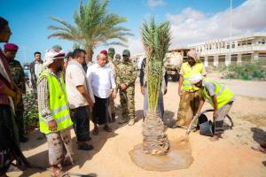 عضو مجلس القيادة محافظ حضرموت يدشن مشروع إعادة تأهيل شارع مطار الريان