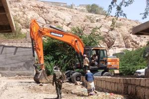 فريق المخالفات بالمؤسسة المحلية للمياه بأبين تنفذ حملة واسعة لفصل الربط العشوائي من خطوط نقل المياه من حقول الآبار