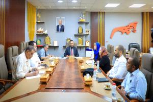 محافظ العاصمة المؤقتة عدن يبحث مع أطباء بلا حدود تعزيز الشراكة وتطوير الخدمات الصحية