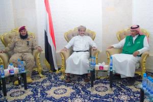 المحافظ بن الوزير يلتقي قائد قوات التحالف وفريق البرنامج السعودي ويشيد بدعم الأشقاء في المملكة